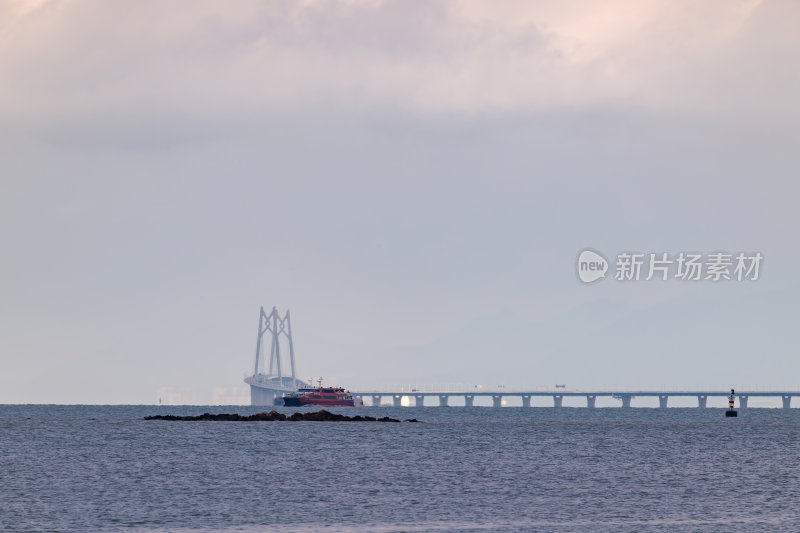 广东珠海情侣路海滩海面珠港澳跨海大桥