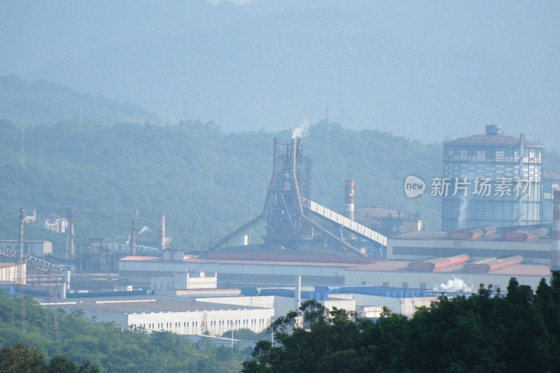 远观工厂与周边山林景观