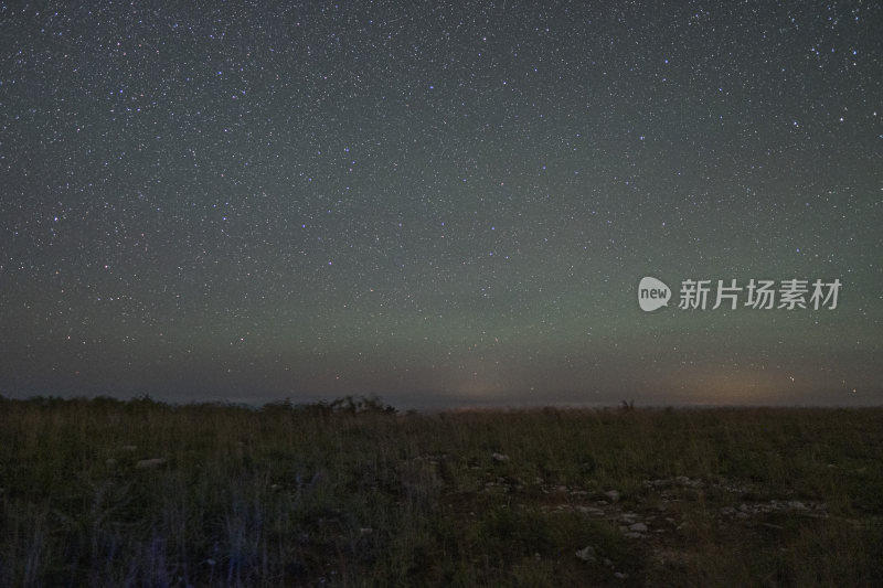 野外草地夜空繁星璀璨的景象