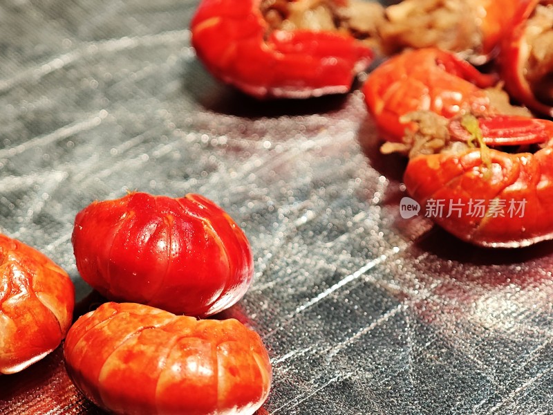 小龙虾露出鲜嫩饱满的虾肉