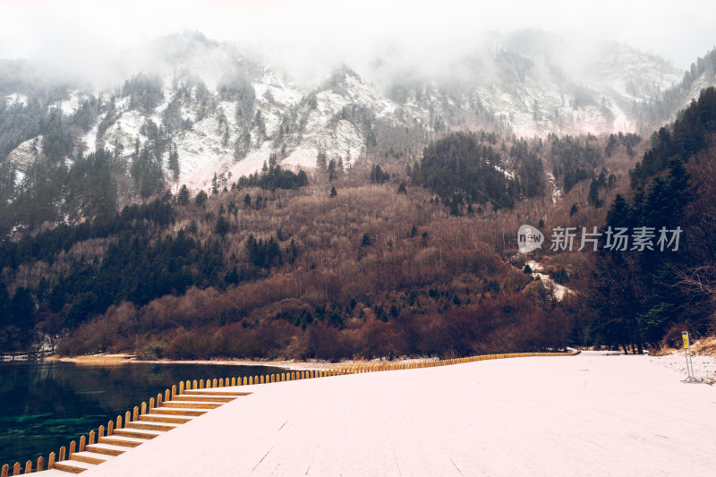 川西九寨沟冬季雪山碧蓝海子唯美