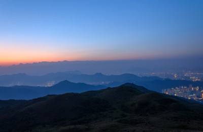 香港大帽山郊野公园山顶日出与连绵山脉晨雾