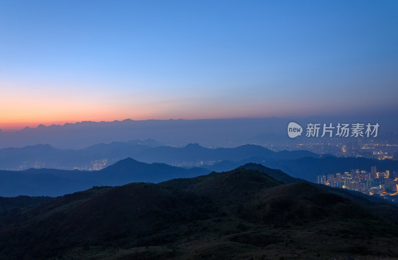 香港大帽山郊野公园山顶日出与连绵山脉晨雾