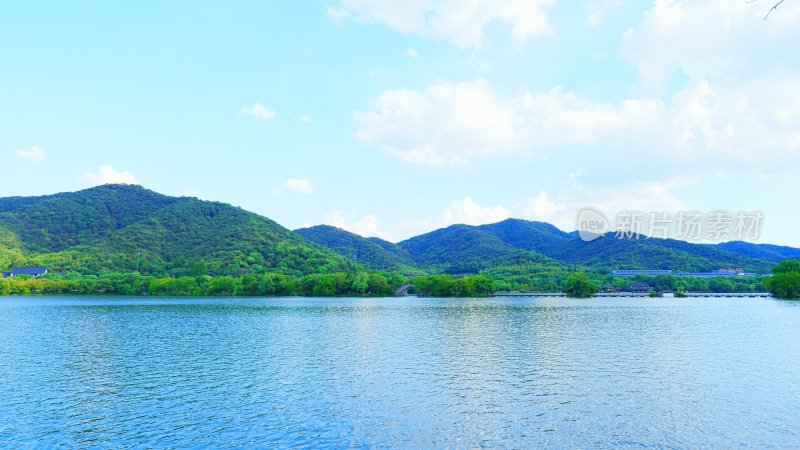 青山环绕的平静湖水风景