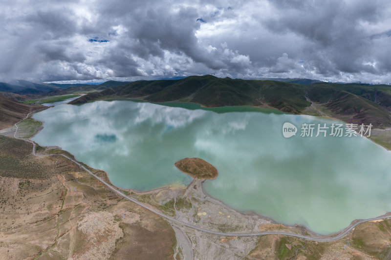 西藏阿里地区浪措绿色湖泊高空航拍