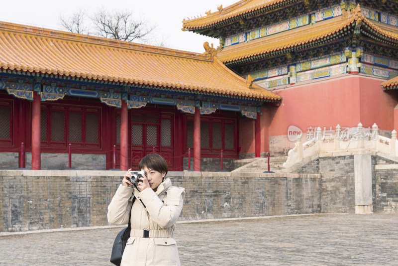 初冬游览北京故宫博物院拍照的女性