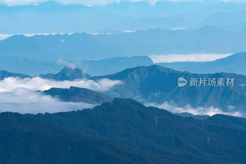 层峦叠嶂的山脉与云雾景观