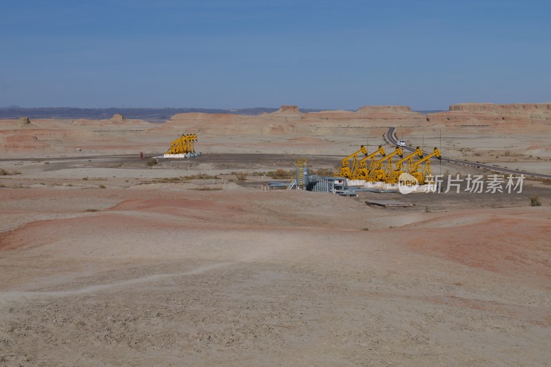 新疆乌尔禾魔鬼城雅丹地貌石油抽油机景观