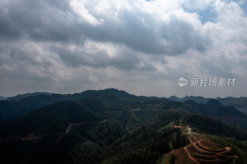 山脉 山峰 山峦 云雾缭绕的山峰