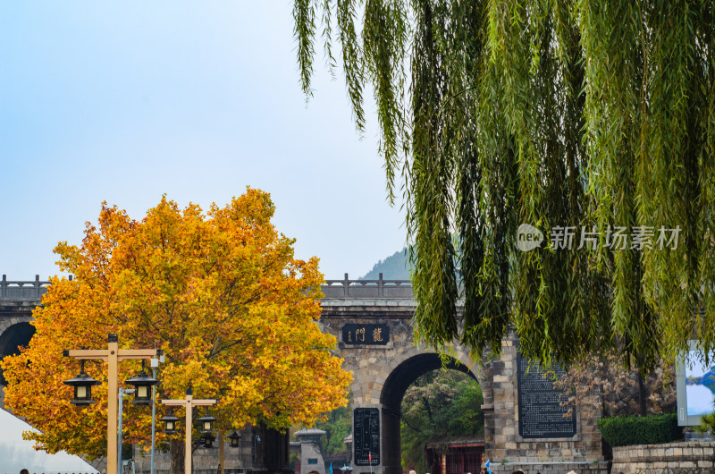 中国河南洛阳龙门石窟的龙门大桥