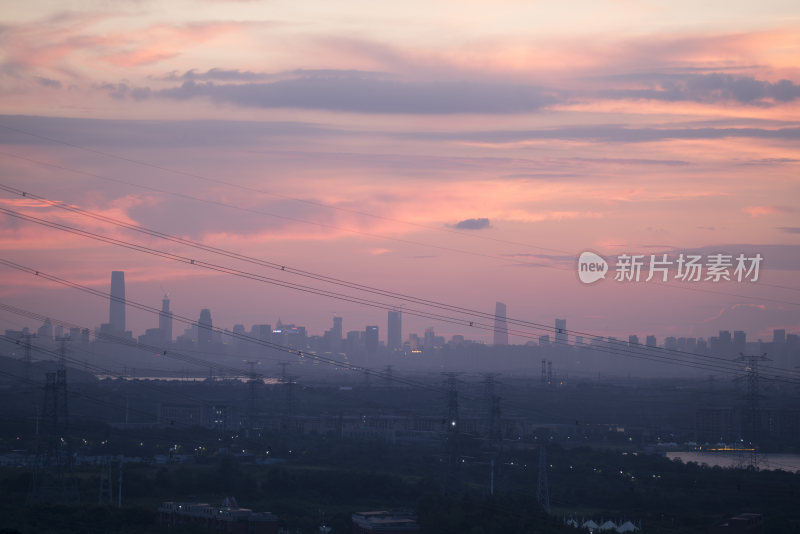 暮色下城市天际线全景