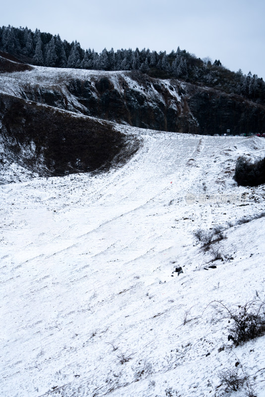 冬天重庆南天湖雪中的小镇