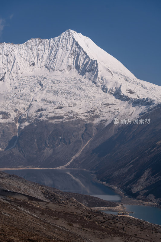 西藏山南洛扎秘境库拉岗日雪山湖泊壮丽景色