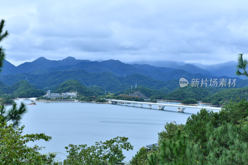 天屿山顶俯视千岛湖大桥，千岛湖自然风光