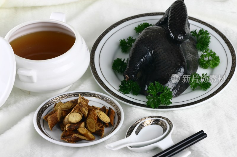 乌鸡药膳汤