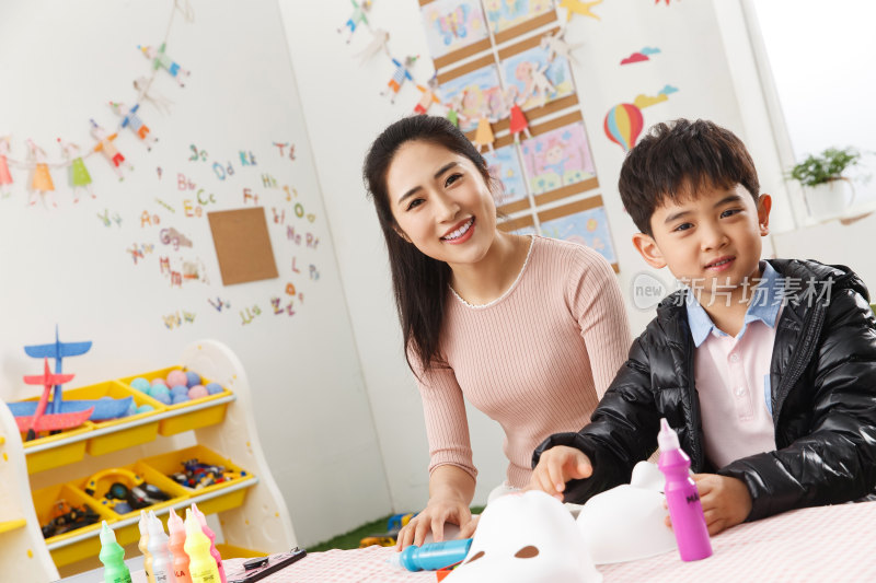 幼儿园老师和小朋友