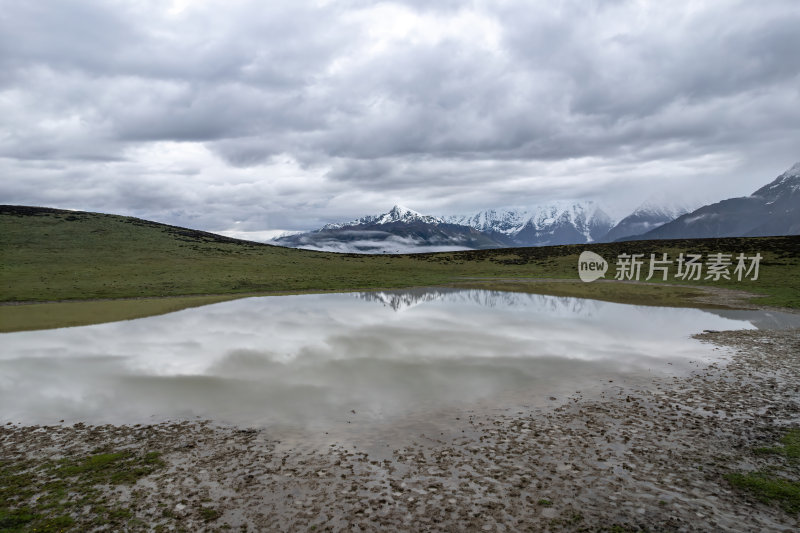 四川甘孜州高原上木居村庄山谷航拍