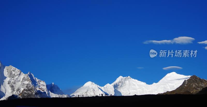 雪山蓝色天空自然风景