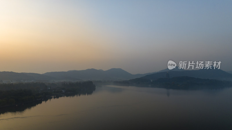 晨雾笼罩下的杭州西湖水墨画般宛如仙境