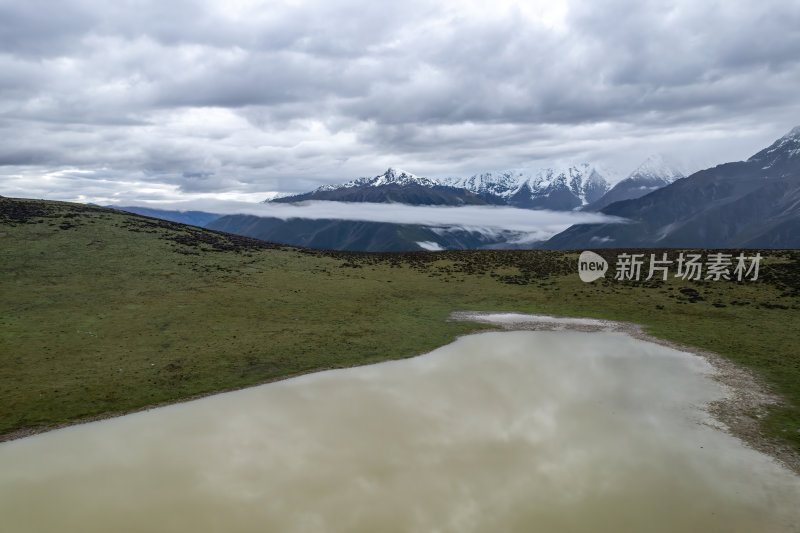 四川甘孜州高原上木居村庄山谷航拍