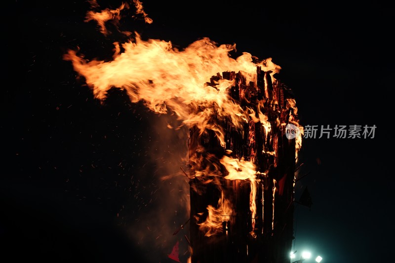 云南大理火把节夜晚熊熊燃烧的篝火