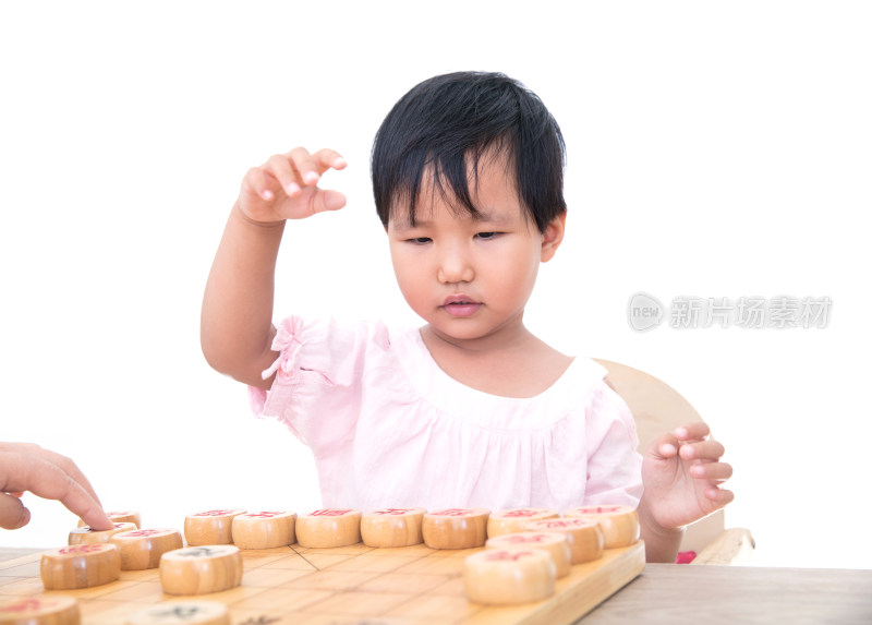 中国小女孩正认真的下中国象棋