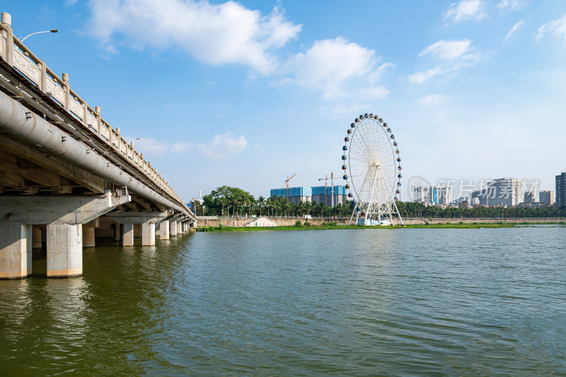 有摩天轮和高楼的城市河流景观