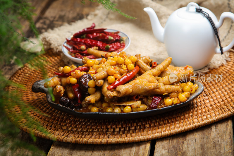 营养滋补黄豆焖鸡爪