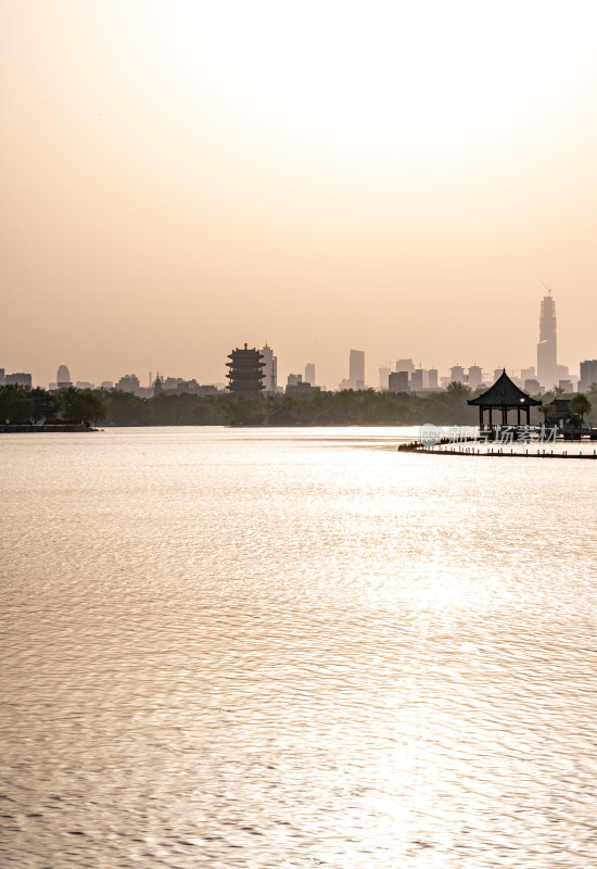 山东济南大明湖风景区黄昏日落景观