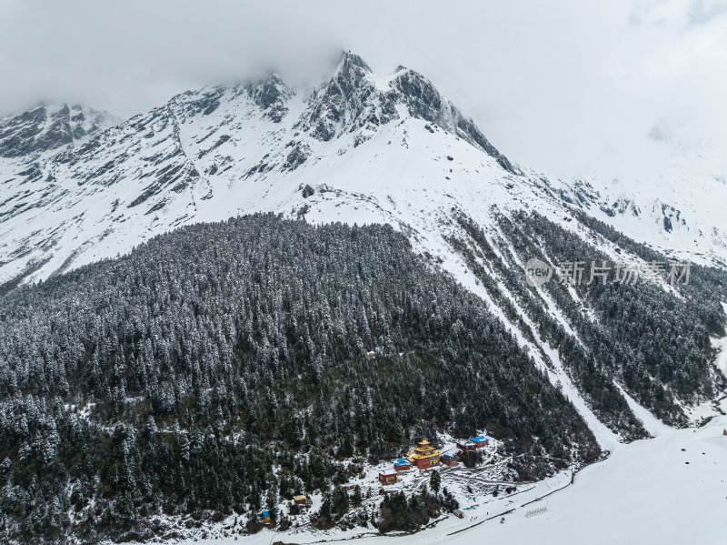 西藏林芝地区墨脱县多雄拉雪山高空航拍