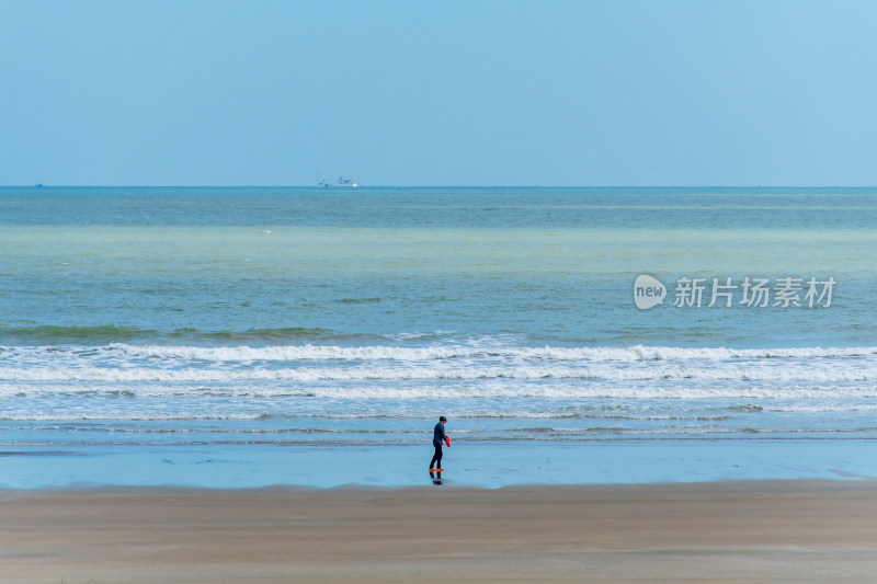 海滩上漫步的游客