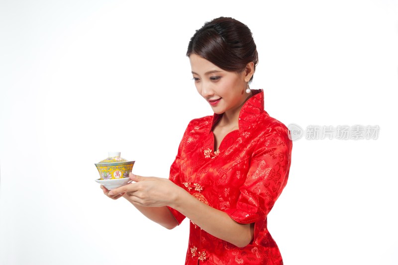 棚拍身穿中国传统服装的年轻女人端茶杯