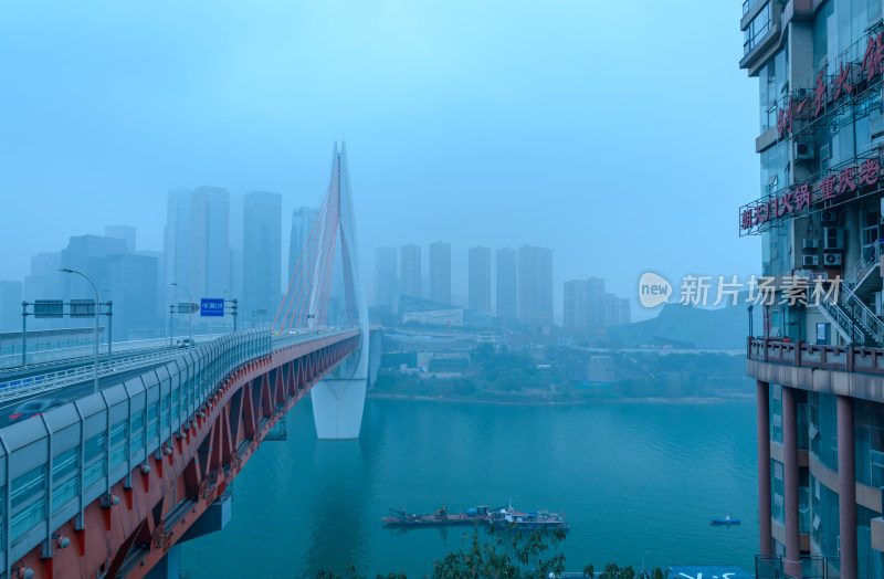 雨雾天气里的重庆千厮门嘉陵江大桥