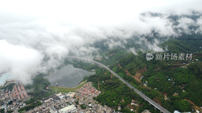 广东东莞：雨后城镇上空云雾缭绕