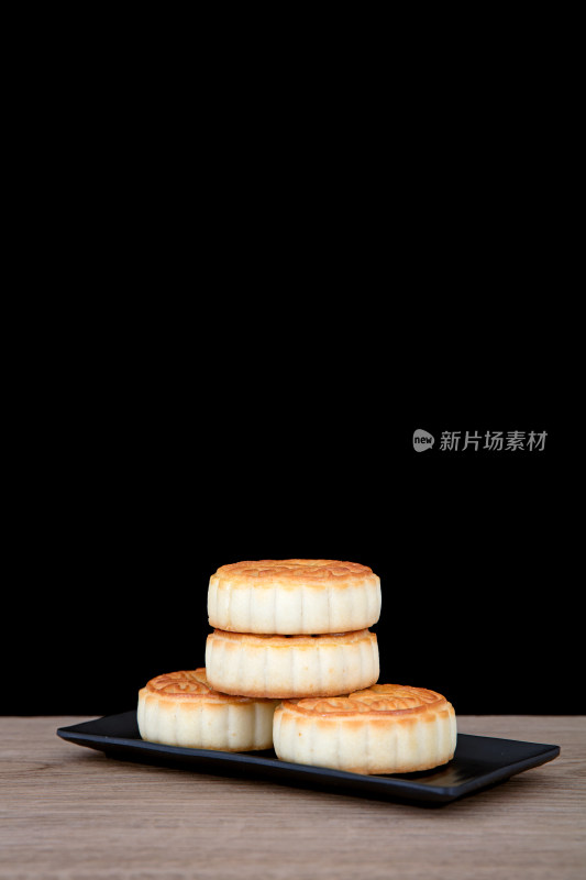 一盘中国传统的节日食品月饼