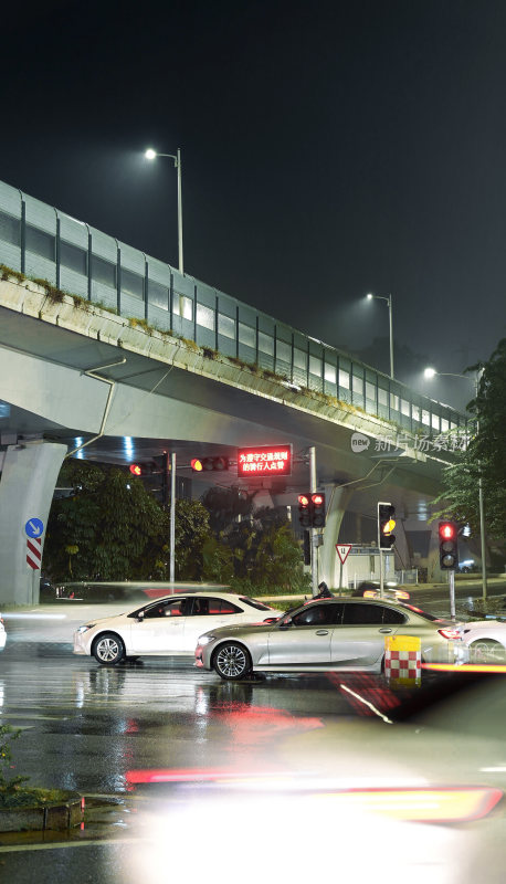 下雨天的街道夜景