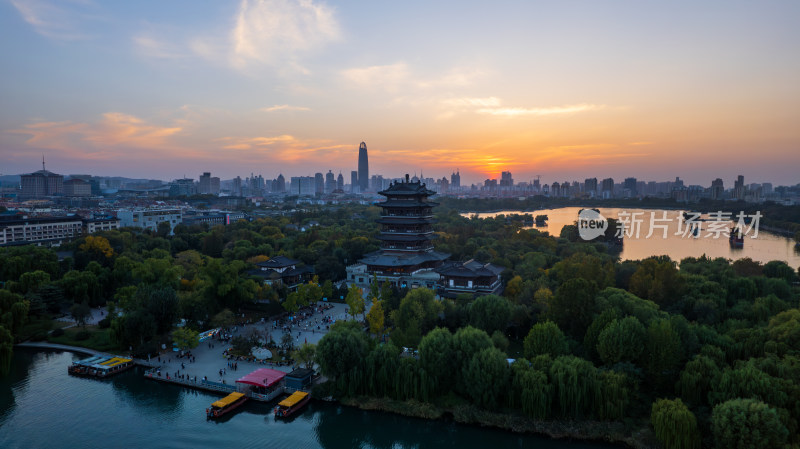 山东济南大明湖夜景航拍灯光