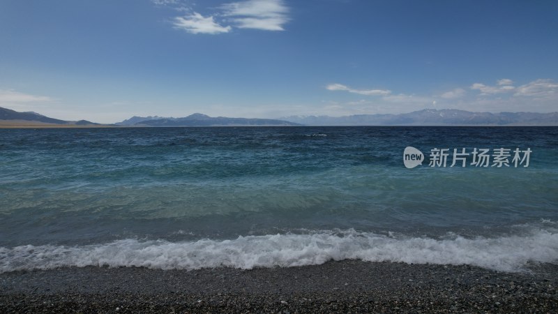 航拍赛里木湖的浪花