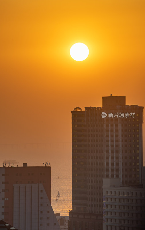 青岛信号山公园红瓦绿树碧海蓝天黄昏日落