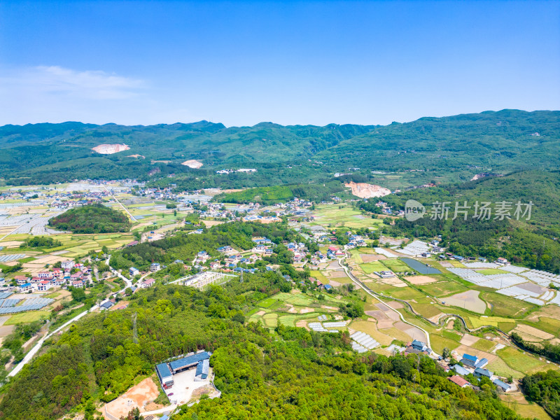 美丽乡村山川丘陵乡村田园农田航拍图