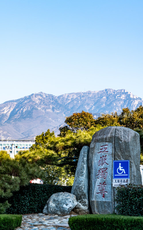 春雪后的泰安泰山风景区自然风光景点景观