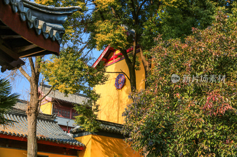 晴朗天空下的南京千年古刹鸡鸣寺