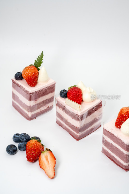 白色背景下美味的草莓慕斯蛋糕