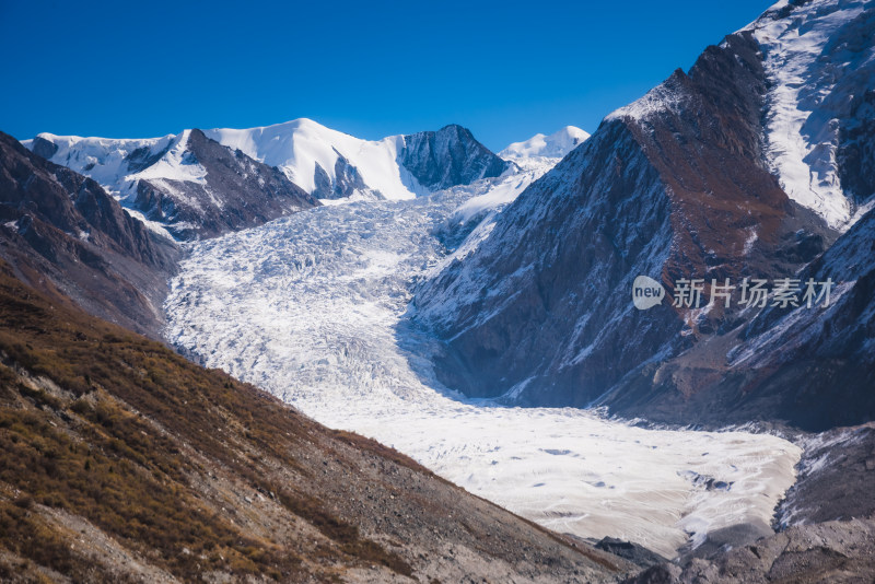 新疆天山山脉宏伟雪山冰川风景