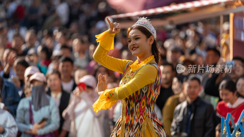 中秋节中国新疆国际大巴扎的特色节目表演