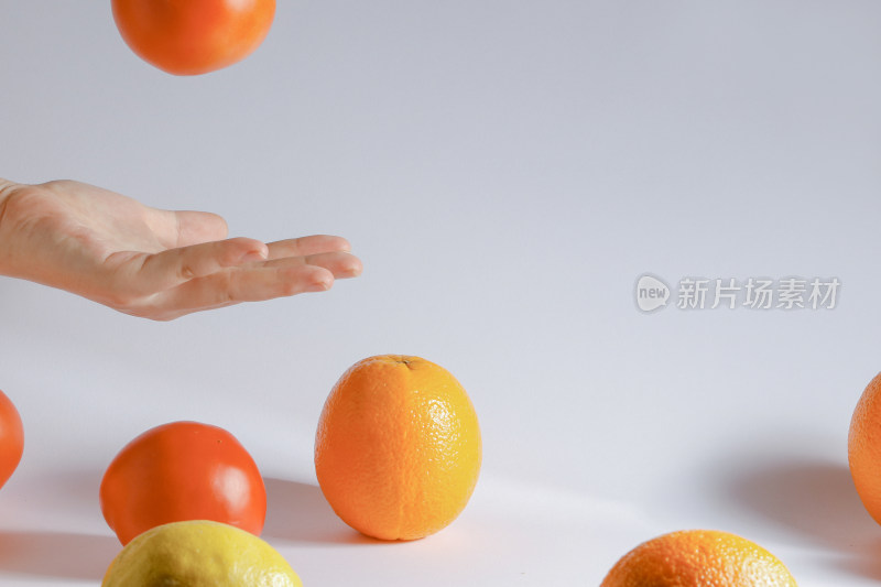 桌面上的很多橙色水果