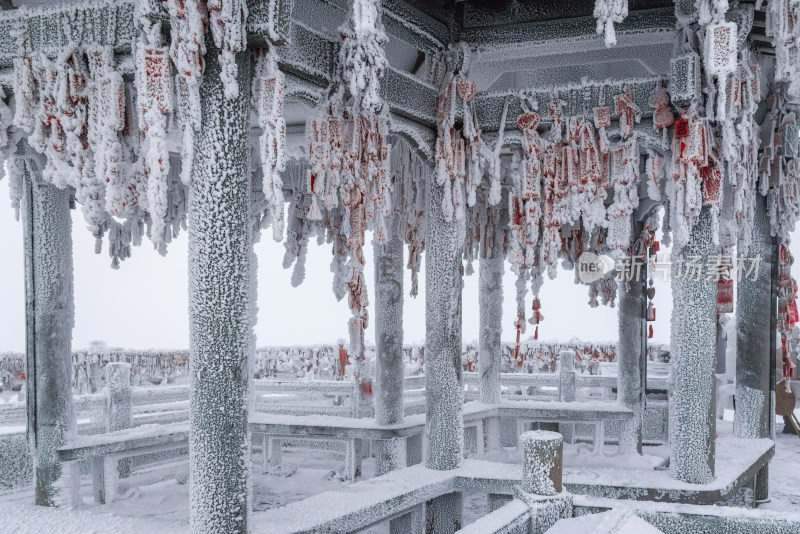 寒冷冬天冰雪凝固