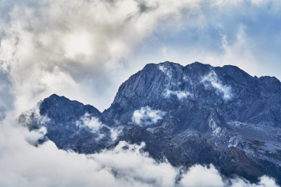 云海中的玉龙雪山