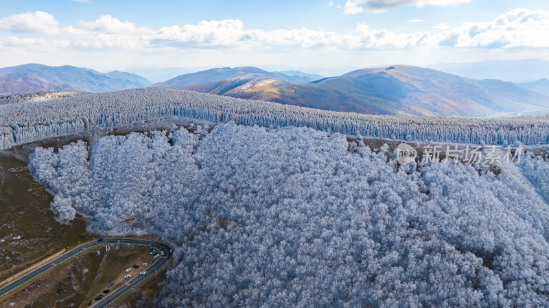 航拍山间公路与被雪覆盖的树林