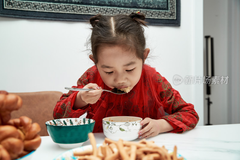 在家玩耍的亚洲小女孩